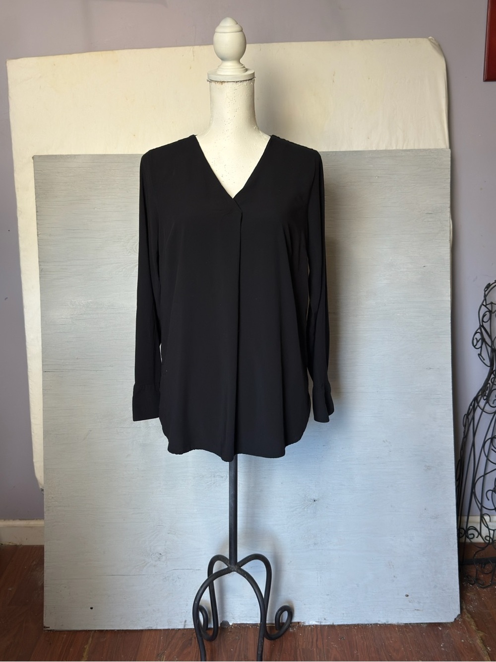 Old Navy black v-neck long-sleeve blouse Women’s size medium | h